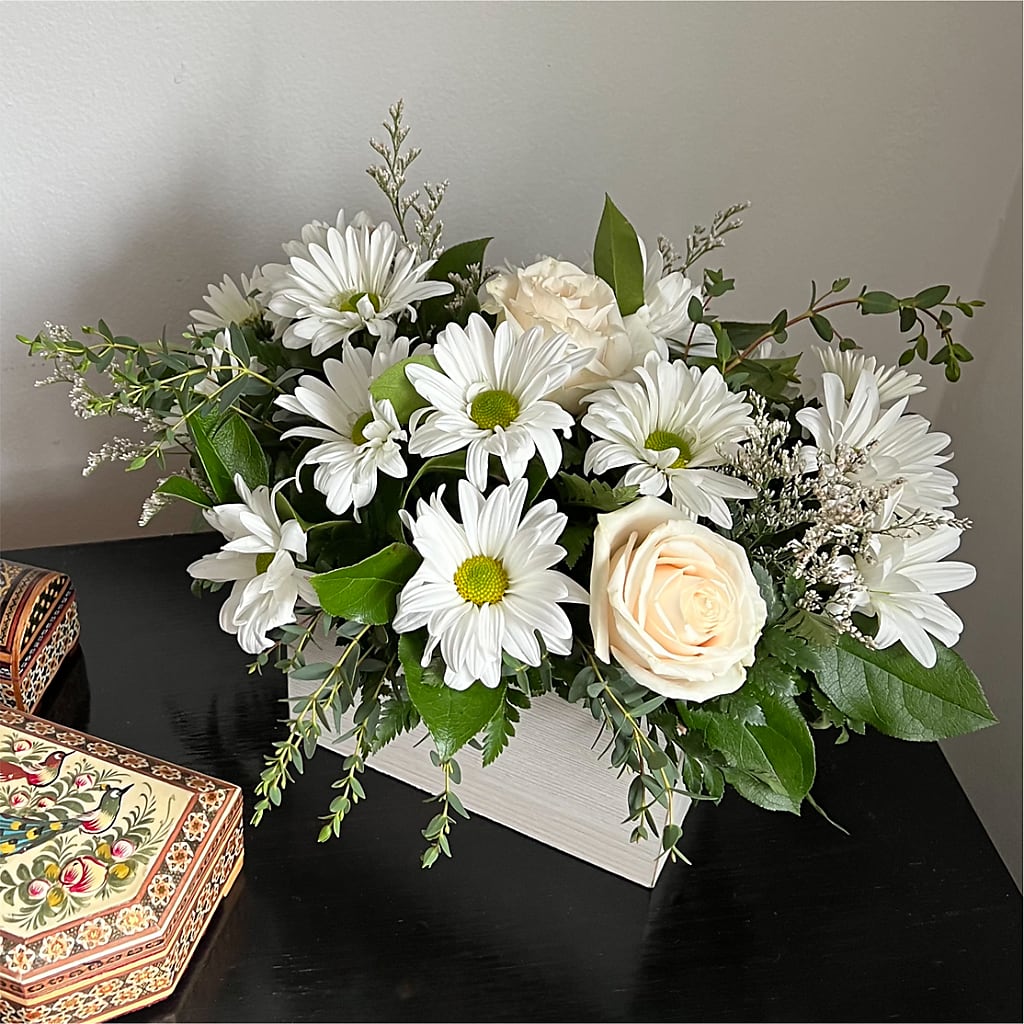 Fresh Linen Box Bouquet – AARON'S FLOWERS, La Vista NE